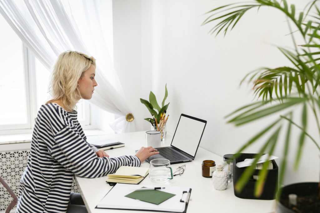 Personne installée dans un espace calme pour une consultation avec un thérapeute en ligne